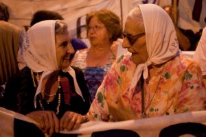 Lee más sobre el artículo MADRES DE LA PLAZA: EL PUEBLO LAS ABRAZA!!!!