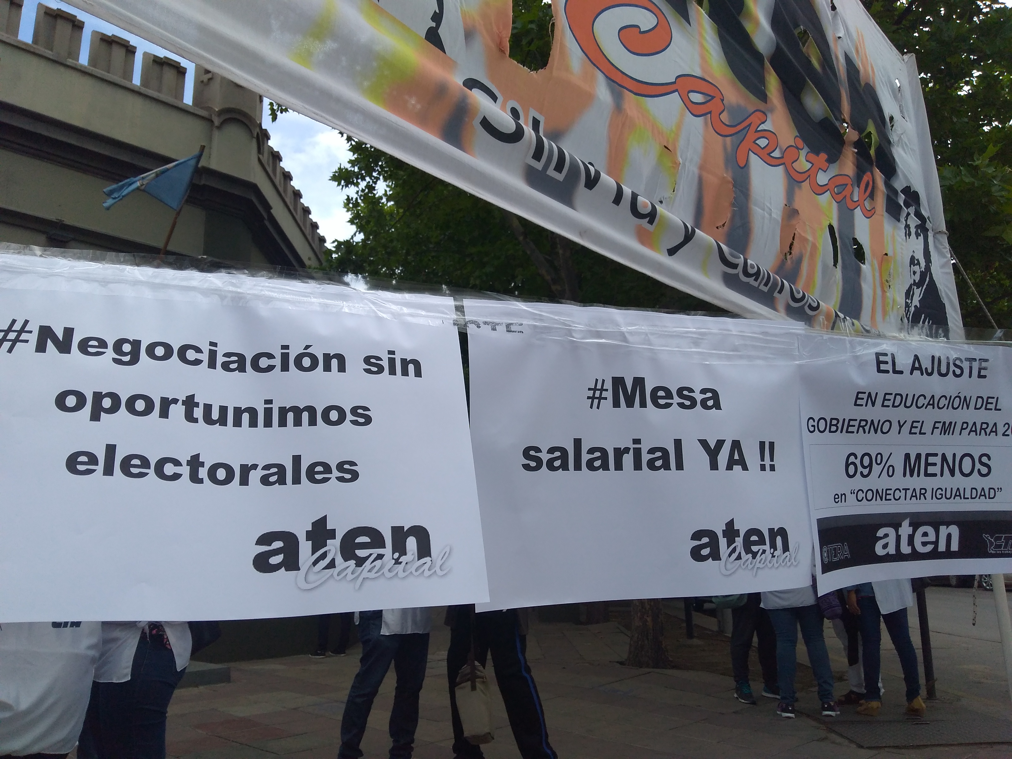 Lee más sobre el artículo Urgente convocatoria a una mesa de negociación salarial
