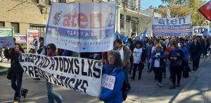 Lee más sobre el artículo EN EL MARCO DE LA UNIDAD DE LA CTA,  LES TRABAJADORES SALIMOS A LA CALLE:  que el ajuste lo paguen los gobiernos