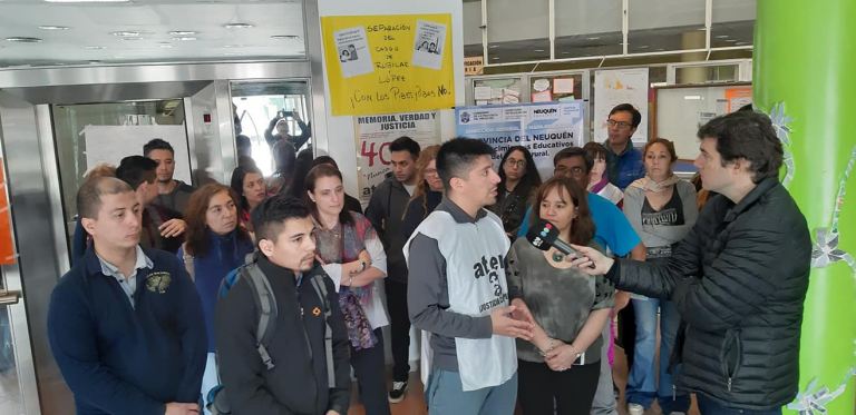 Lee más sobre el artículo JUNTO A LA EPET N°6 ACOMPAÑANDO EL RECLAMO EN EL CPE. Basta de abusos de autoridad y persecución