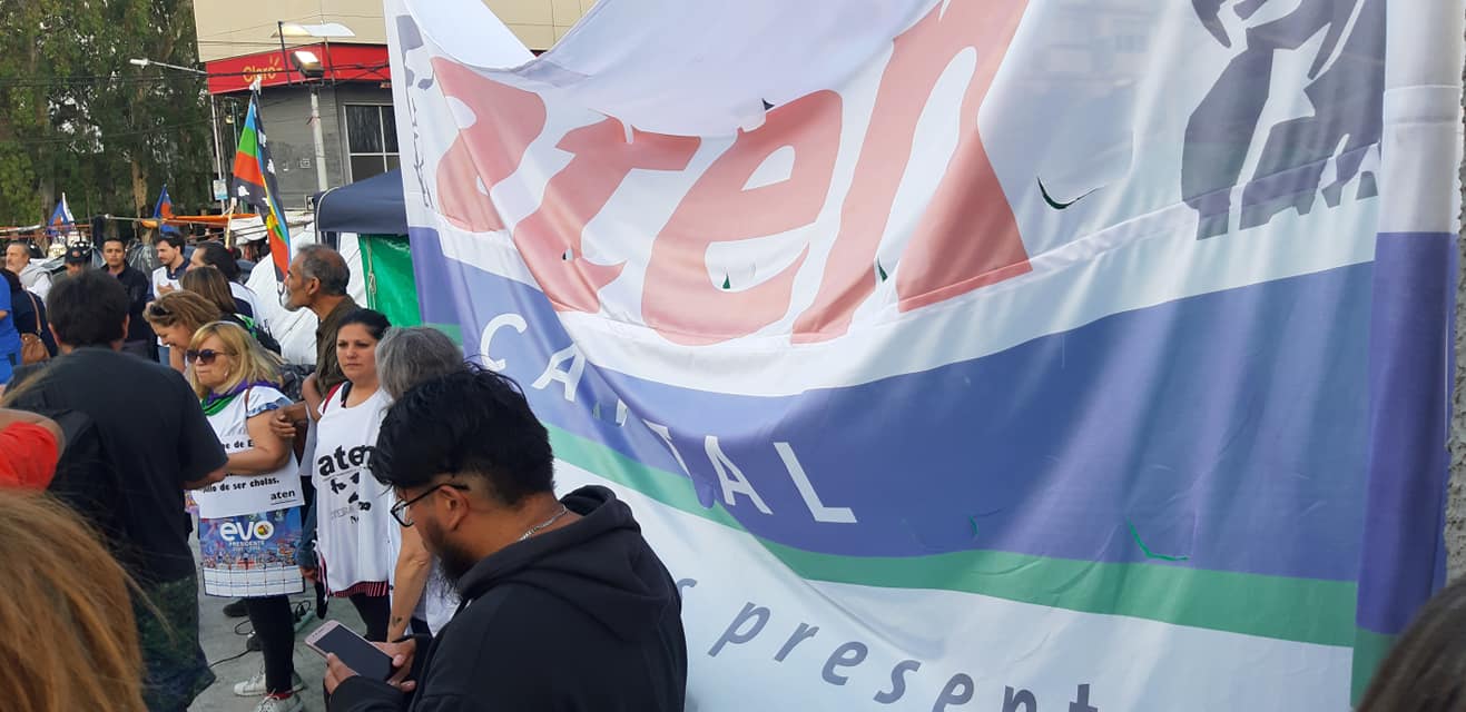 En este momento estás viendo UN GOBIERNO AUSENTE QUE NO ESCUCHA EL RECLAMO DE LES TRABAJADORES Por el derecho al aguinaldo en un solo pago.