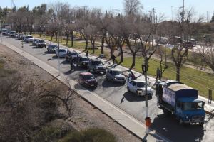 Lee más sobre el artículo MASIVA «CARAVANA DE LOS GUARDAPOLVOS» Contundente respuesta de les docentes a las medidas de ajuste del gobernador Gutiérrez