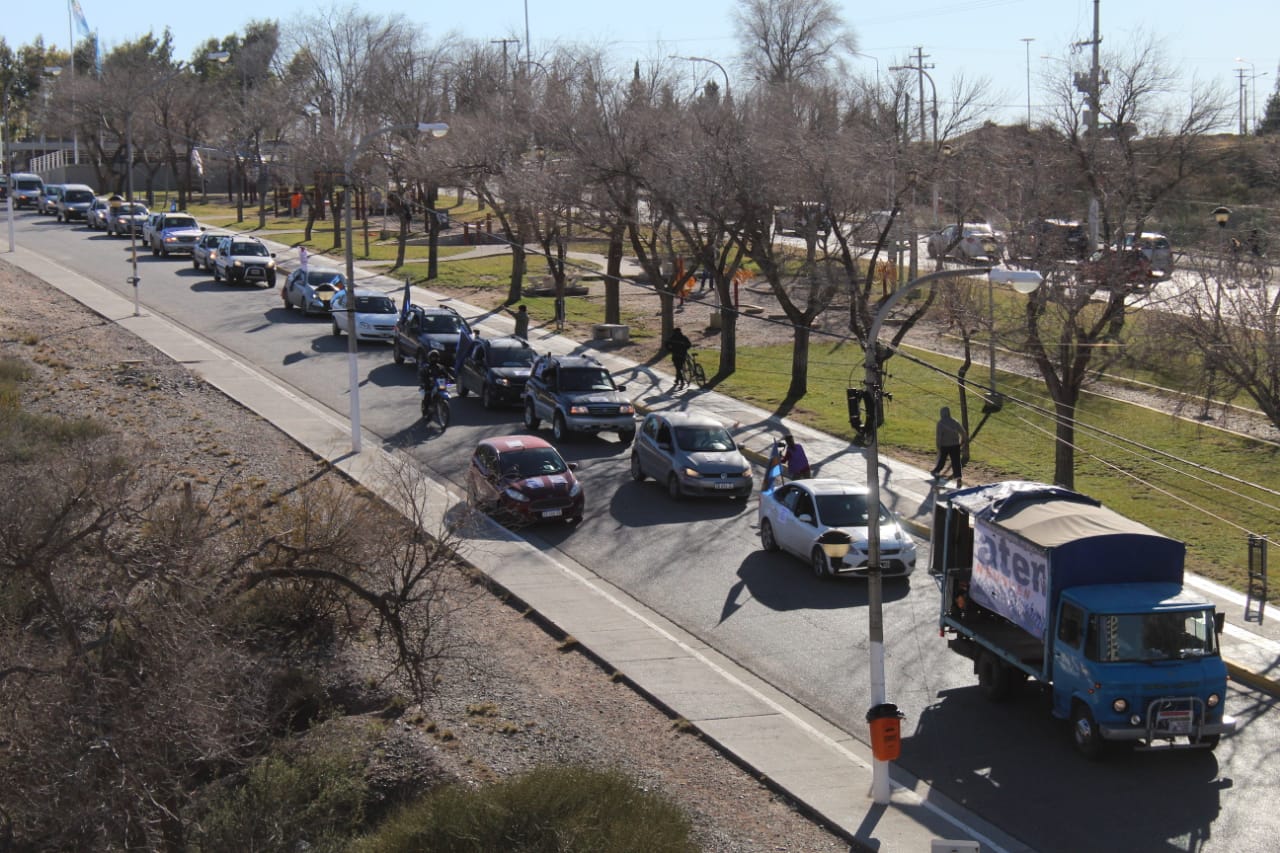 En este momento estás viendo MASIVA «CARAVANA DE LOS GUARDAPOLVOS» Contundente respuesta de les docentes a las medidas de ajuste del gobernador Gutiérrez