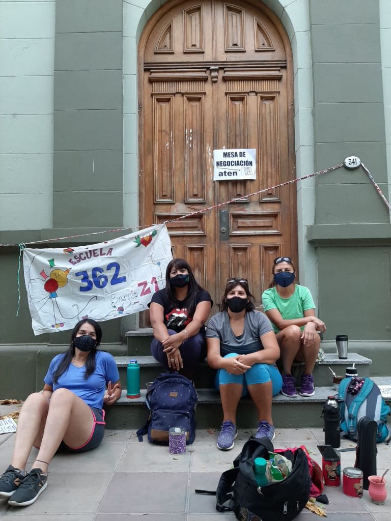 Lee más sobre el artículo VIVA LA LUCHA DOCENTE – Tres días de bloqueo a la casa de gobierno