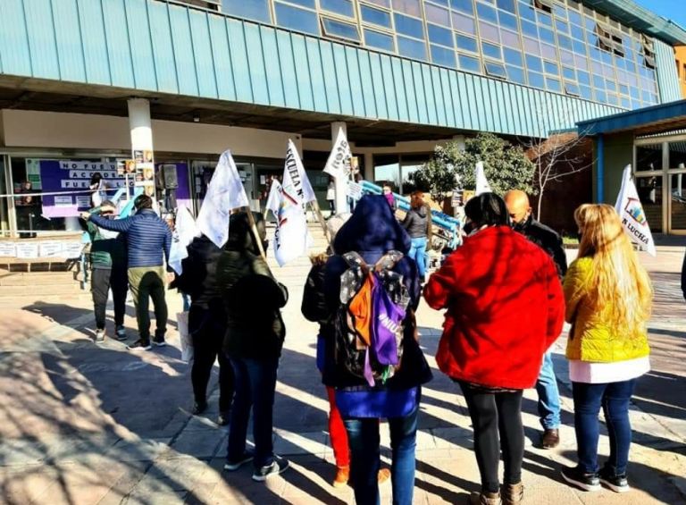 Lee más sobre el artículo SOBRE LA VUELTA A LA PRESENCIALIDAD «PLENA»