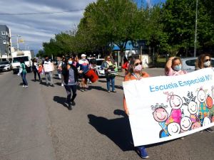 Lee más sobre el artículo LA ESCUELA ESPECIAL n° 22 SE MOVILIZÓ AL CPE Compañeres docentes, familias y estudiantes exigen una respuesta urgente del gobierno