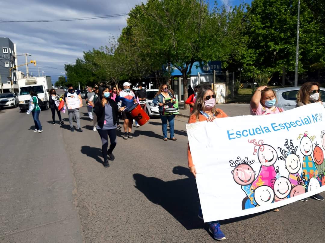 Lee más sobre el artículo LA ESCUELA ESPECIAL n° 22 SE MOVILIZÓ AL CPE Compañeres docentes, familias y estudiantes exigen una respuesta urgente del gobierno